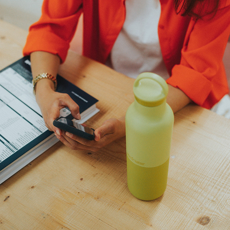 20oz-rise-classic-with-arch-loop-cap-w4 20oz_rise_classic_insulated_bottle_acacia_worker_phone_square.jpg