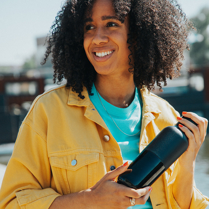 daily-on-the-go-set-b3 20oz_rise_classic_insulated_bottle_black_woman_smile_square.jpg