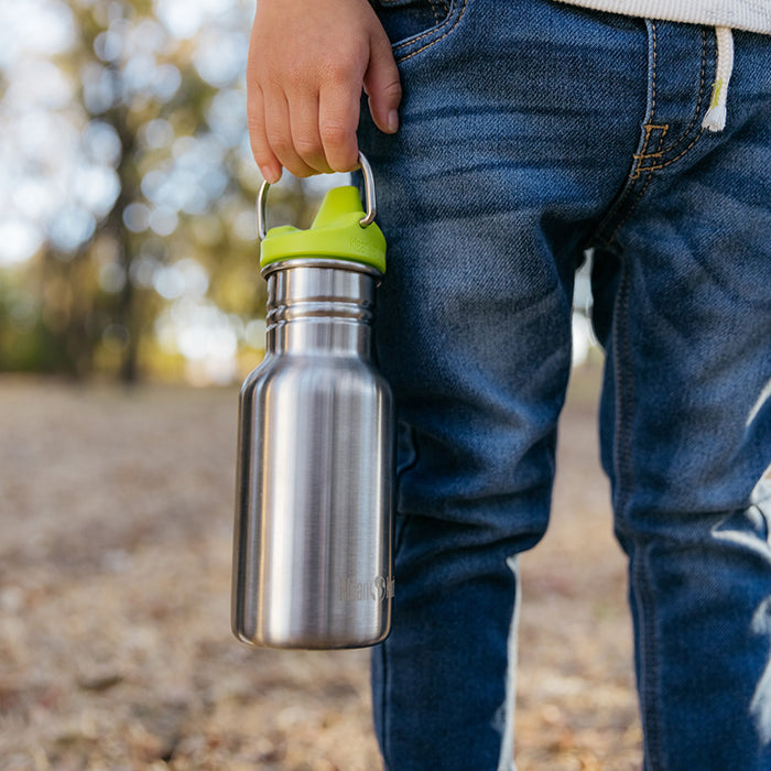 classic-kid-sippy-cap-u2 K12CNSIPPY-BS-kids_sippy_bottle_carry_lifestyle_f9e24b84-a0ae-465d-aad5-3c60c5592b7d.jpg